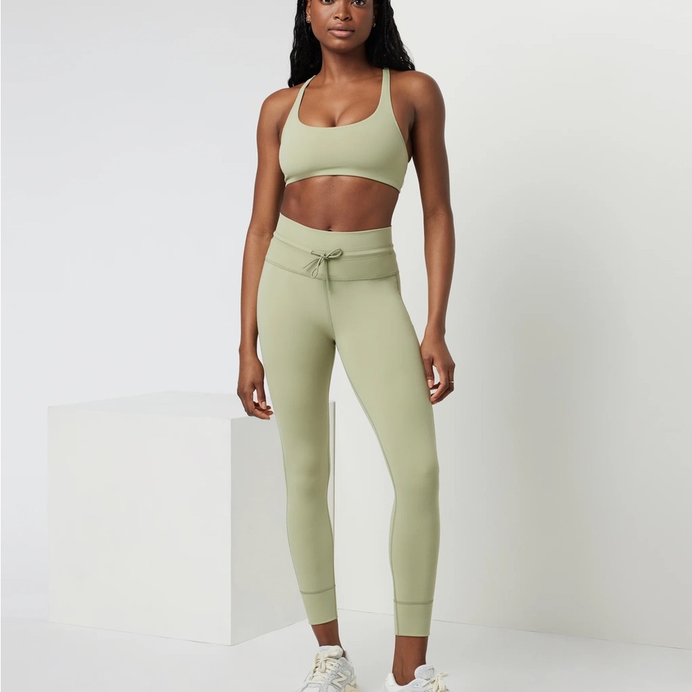 Vuori Daily Leggings and Yosemite Bra Matching Set